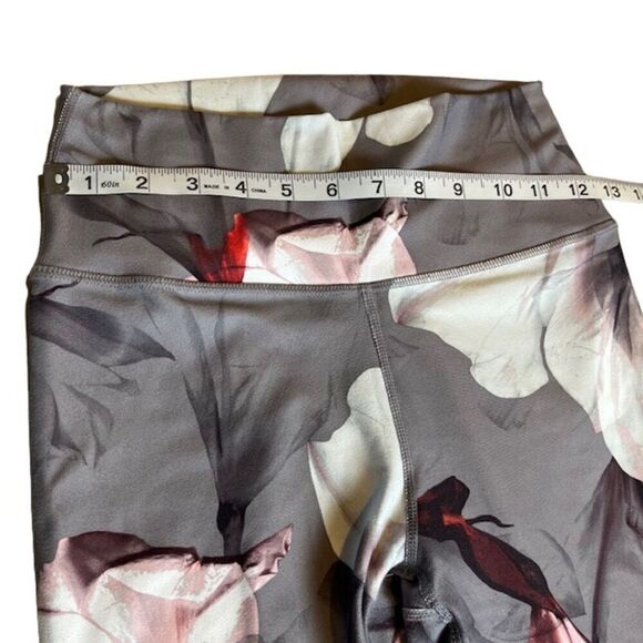 Fabletics Gia Printed PowerLite Capri Gray Floral Cropped Size XS - Picture 6 of 13